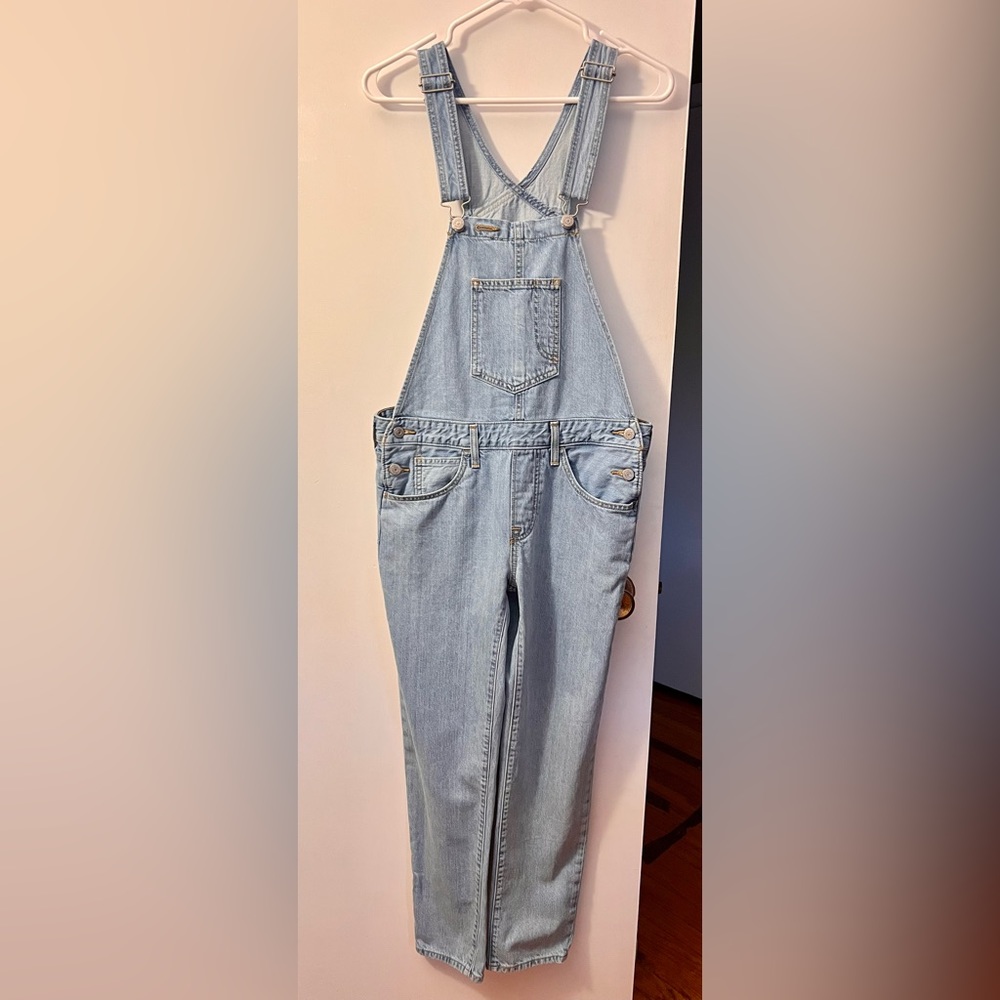 Size small ladies Levis’s overalls in beautiful shape!  Perfect time to wear it!